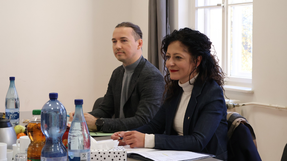 Familienzentrum Rengîn/20251020/Besuch von Senatorin Cansel Kiziltepe bei Yekmal e- V (4).png